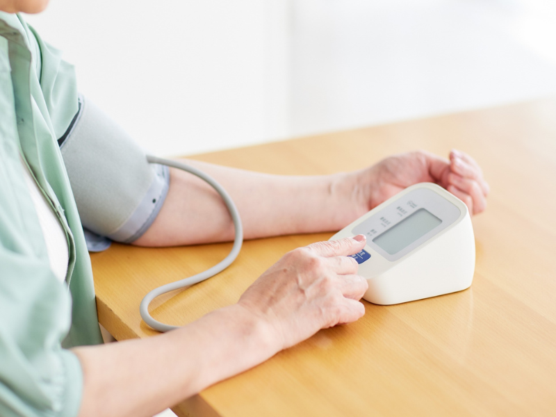 người già đo huyết áp thường xuyên